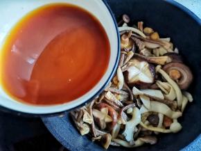 淋入酱汁翻炒均匀，