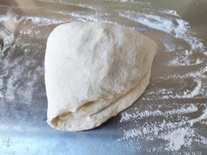 先在案板上撒一层薄粉，然后将发好的面团从盆中取出，拍平排气，上下左右折叠，重复两三次。回温好的面团是柔软好操作的。面团如果感觉有点僵硬，说明回温不够，就不要再动了，继续回温。