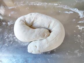 再搓成长条，左右三折再搓长，也是重复两三次。