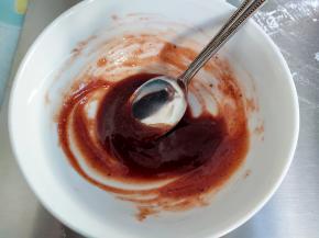 取一个碗，加入一勺烤肉酱，一勺蚝油，一点五香粉和盐，搅拌均匀。