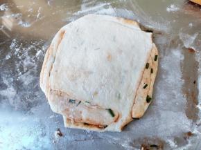 叠完后，擀成一个和平底锅差不多大小的面片。不要太大力。我手残，从来擀不出好看的面片。