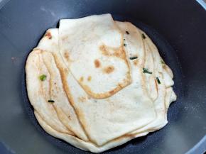 一面煎得微焦后，就翻过来，煎另一面。