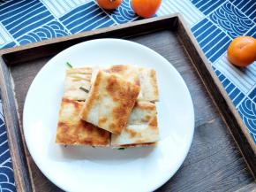 饼烙好后，切成小块，不那么烫了就可以吃了。