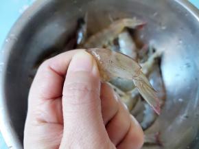 虾线如果挑断了，我们就可以捏住虾身最后两节处，使劲挤几下，断掉的虾线也能挤出来。