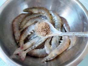 加入小半勺五香粉。