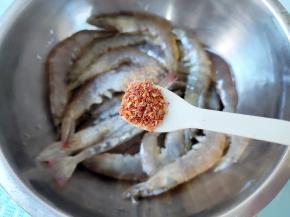 加一点辣椒粉，不喜欢的可以不放。