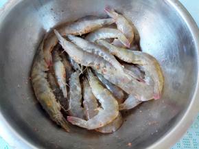 将全部调料拌匀，腌制十几二分钟，最多半小时就够了。