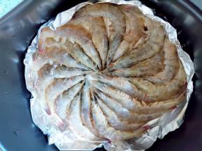 空气炸锅的炸篮铺一层锡纸，将虾排好，尽量不重叠在一起。