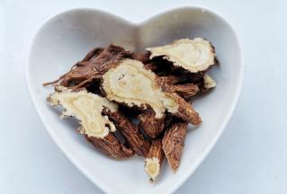 当归洗净切片。