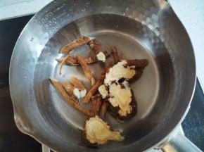 将当归放入锅中先煮15分钟熬出药味，