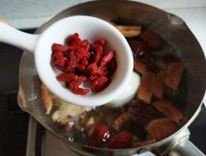 最后加入枸杞。