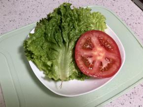 生菜洗净甩干水分，西红柿洗净，切下一片备用。