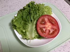 生菜洗净甩干水分，西红柿洗净，切下一片备用。