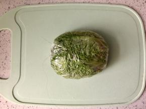 接着用保鲜膜将蔬菜三明治包裹起来即可，包裹的时候，一定要包裹得紧一些。如果担心包得不够紧实，也可以在外表再裹一层保鲜膜加固一下。