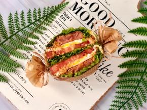 最后用干净的刀从中间切来即可，我还用硅油纸包了一下，两边用麻绳扎紧，颜值很高哦。