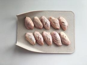 鸡翅洗净正反面各划3刀。