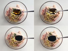 在鸡翅中加入蒜末1勺，姜末1勺，葱花1勺，蜂蜜两勺，料酒2勺，生抽1勺、老抽1勺；