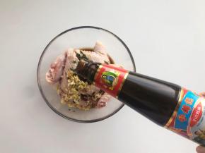 加入蚝油1勺、胡椒粉1小勺。