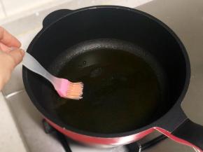 开始煎鸡翅啦  平底锅刷一层油烧热。