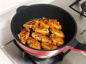 腌制好的鸡翅放入锅中煎至两面金黄。