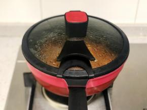 加几勺清水，盖上锅盖焖煮5—6分钟即可，焖制的过程中注意把鸡翅翻面。