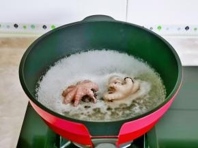 八爪鱼焯一下水，去除腥味。