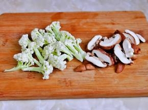 花菜，香菇洗净切好。