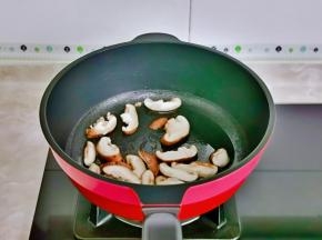 起油锅，加入切好的香菇翻炒。