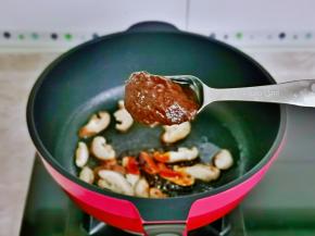 再加入1勺豆瓣酱翻炒1分钟。