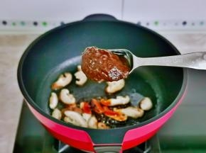 再加入1勺豆瓣酱翻炒1分钟。