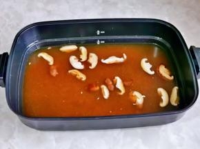 倒入自己家适合吃火锅的锅中，加入鸡汤，纯净水。