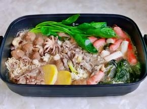 最后加入肥牛与菠菜，边煮边吃就好啦！