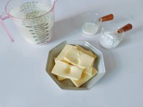 黄油提前从冷冻箱拿出来软化（软化到用手指轻轻戳动就可以）