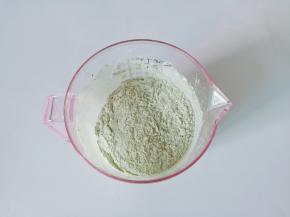 把低筋面粉、玉米淀粉、奶粉、抹茶粉过筛一遍搅拌均匀。