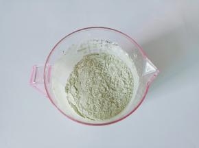 把低筋面粉、玉米淀粉、奶粉、抹茶粉过筛一遍搅拌均匀。