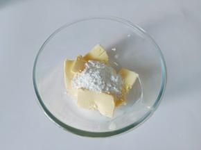 软化好的黄油加入糖粉。