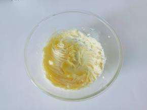 用打蛋器打发至发白与顺滑。