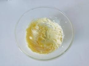 用打蛋器打发至发白与顺滑。