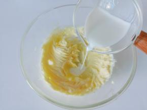 多次少量加入牛奶。