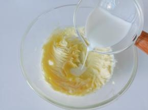 多次少量加入牛奶。