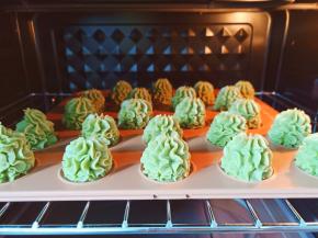 烤箱上下火125度烤30分钟。低温烘烤花纹不易变形。