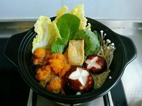 把配菜洗净切成自己喜欢的形状，放入砂锅中，豆腐葱花也放进来，加入适量水。