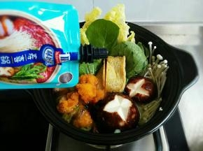 挤入寿喜锅料煮开，口味重的可以加点清酒、味啉、糖、浓汁酱油调味，我口味淡，没有放。