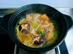 大火煮开转小火煮熟，可以调个蘸汁享用，直接吃也不错的。
