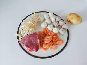 迷你小火锅准备食材中。