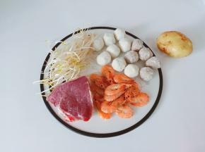 迷你小火锅准备食材中。
