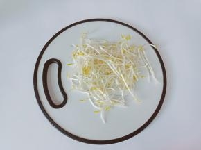 豆芽摘去根部。