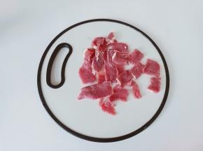 牛肉横着切成片。