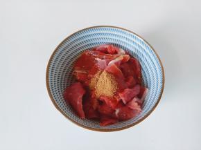 牛肉加十三香、生抽。