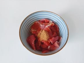 牛肉加十三香、生抽。